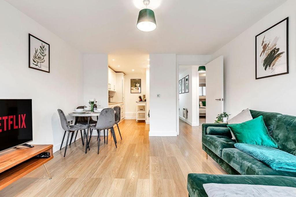 Stylish With Free Parking And Canal Views Londen