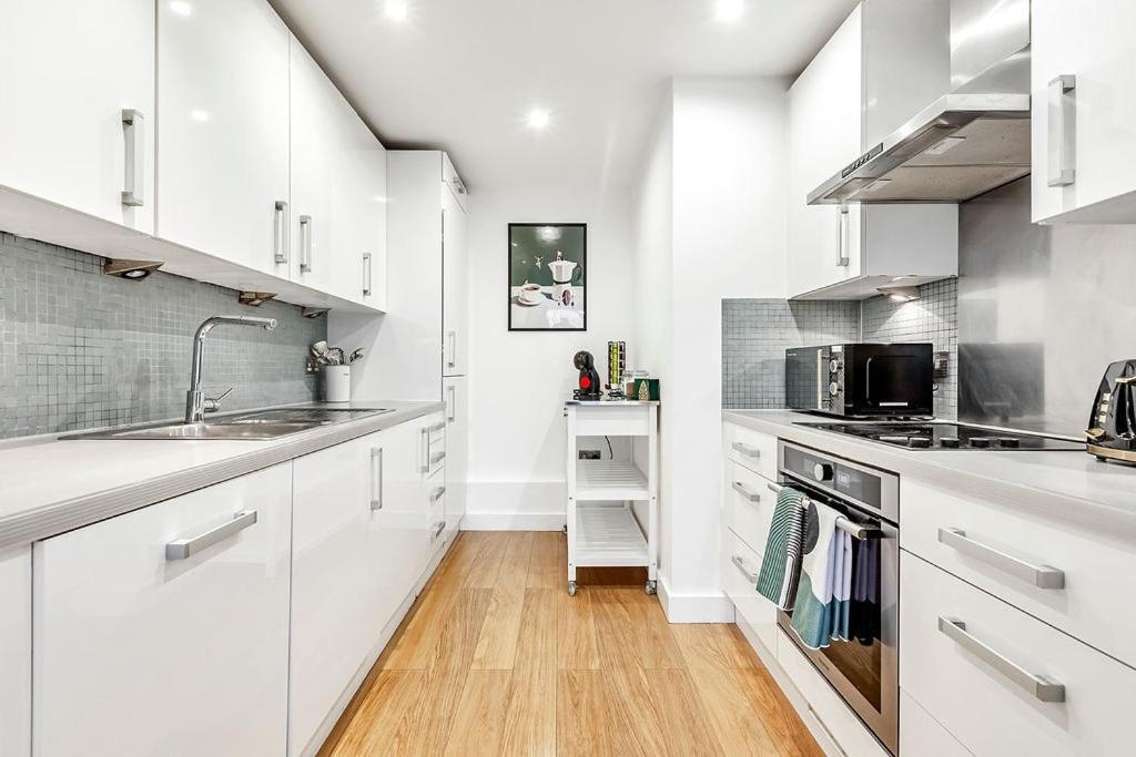 Stylish With Free Parking And Canal Views Appartement Londen